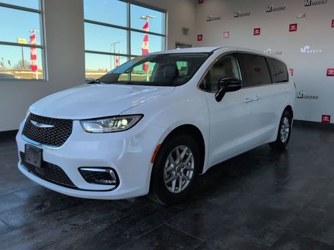 Used 2024 Chrysler Pacifica Touring-L image 4