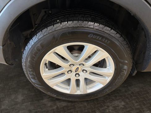 Used 2018 Ford Explorer XLT w/ Equipment Group 201A AWD/4WD image 40