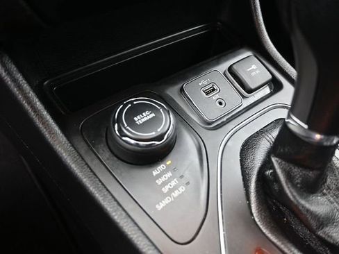 Used 2019 Jeep Cherokee Latitude w/ Popular Appearance Group image 30