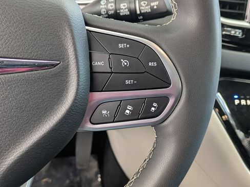 Used 2023 Chrysler Pacifica Touring-L FWD image 25