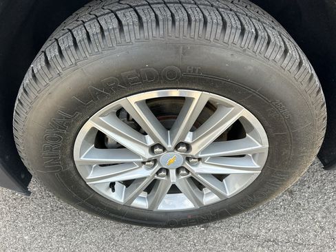 Used 2022 Chevrolet Traverse LT FWD image 9