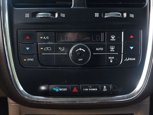 Used 2014 Chrysler Town & Country Touring FWD image 11