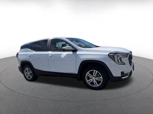 Used 2024 GMC Terrain SLE image 2