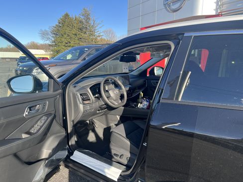 New 2026 Nissan Rogue Platinum w/ Platinum Premium Package image 3