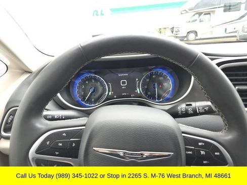 Used 2023 Chrysler Pacifica Touring-L FWD image 17