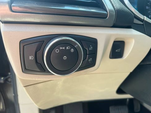 Used 2017 Ford Fusion SE w/ Fusion SE Technology Package FWD image 15