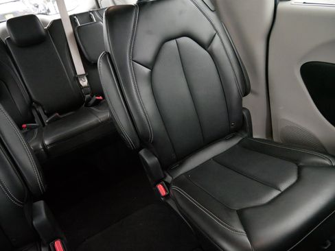 Used 2024 Chrysler Pacifica Touring-L image 14