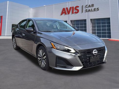 Used 2025 Nissan Altima 2.5 SV FWD image 3
