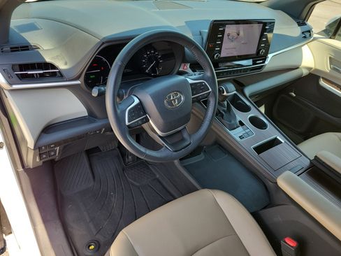Certified 2023 Toyota Sienna XLE FWD image 8