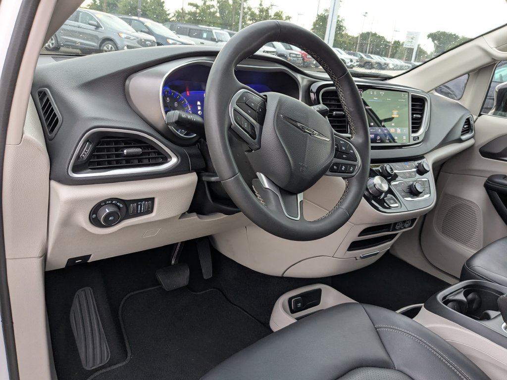 Used 2024 Chrysler Pacifica Touring-L FWD image 10