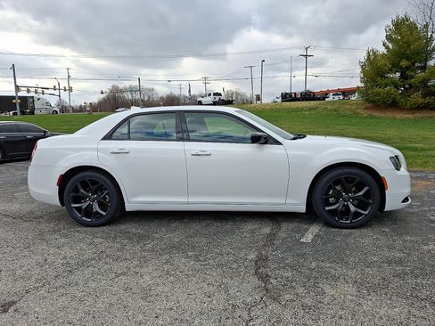 Used 2023 Chrysler 300 Touring w/ Sport Appearance Package image 9