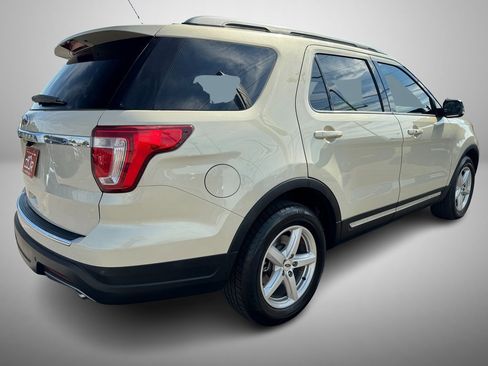 Used 2018 Ford Explorer XLT w/ Equipment Group 202A image 3