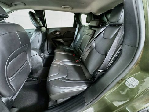 Used 2019 Jeep Cherokee Latitude Plus FWD image 28