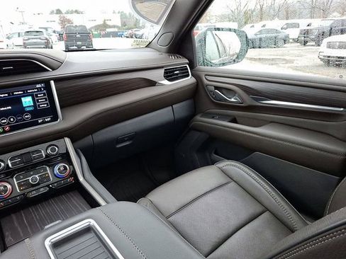 Used 2021 GMC Yukon XL Denali w/ Denali Premium Package image 17