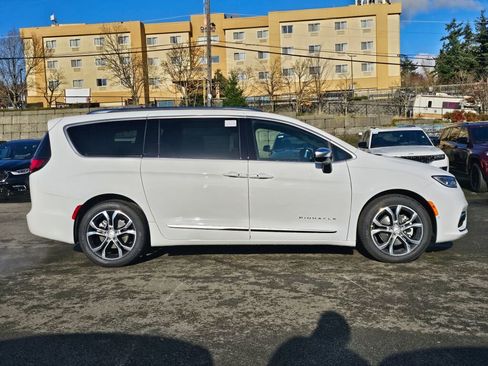 New 2026 Chrysler Pacifica Pinnacle image 9
