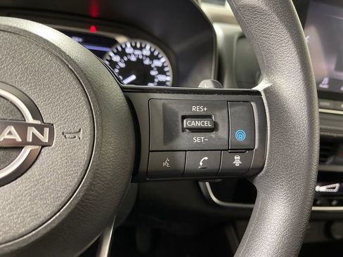 Used 2023 Nissan Rogue SV image 30