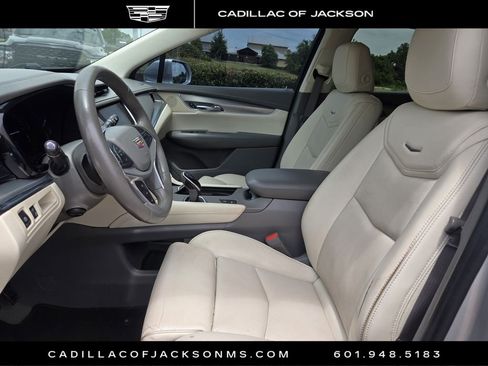 Used 2017 Cadillac XT5 Premium Luxury w/ Driver Assist Package FWD image 8