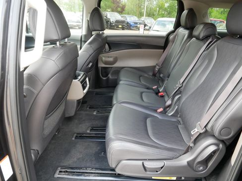 Used 2025 Kia Carnival FWD image 36