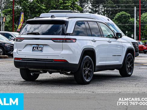 Used 2025 Jeep Grand Cherokee Altitude AWD/4WD image 6