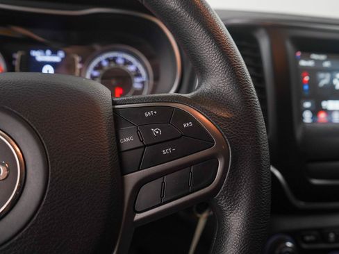 Used 2019 Jeep Cherokee Latitude w/ Popular Appearance Group FWD image 25