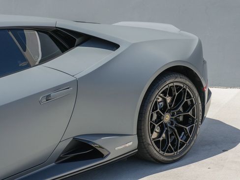 Used 2022 Lamborghini Huracan EVO RWD image 23