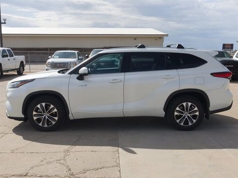 Used 2020 Toyota Highlander XLE AWD/4WD image 3
