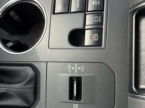 Certified 2025 Toyota Highlander XLE FWD image 23