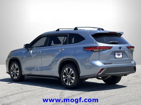 Used 2023 Toyota Highlander XLE image 2