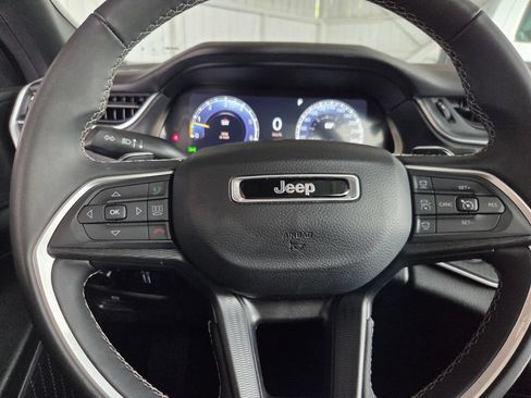 Used 2024 Jeep Grand Cherokee Laredo X AWD/4WD image 7