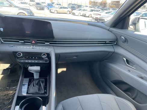 Used 2025 Hyundai Elantra SEL image 34