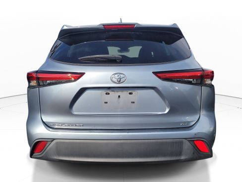 Used 2023 Toyota Highlander XLE FWD image 6