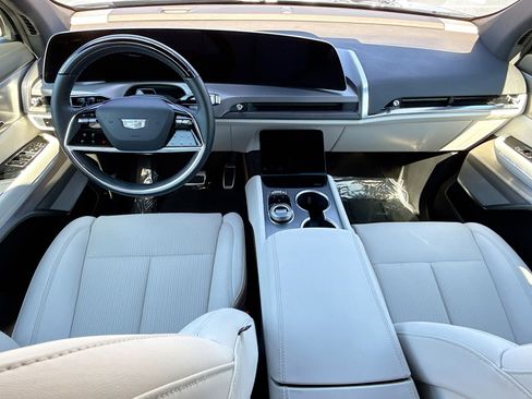 Used 2026 Cadillac Vistiq Luxury image 17
