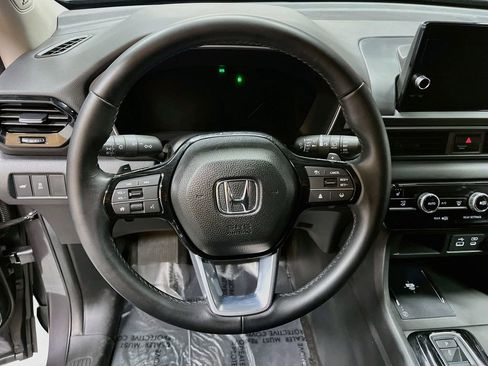 Used 2025 Honda Pilot Touring image 11
