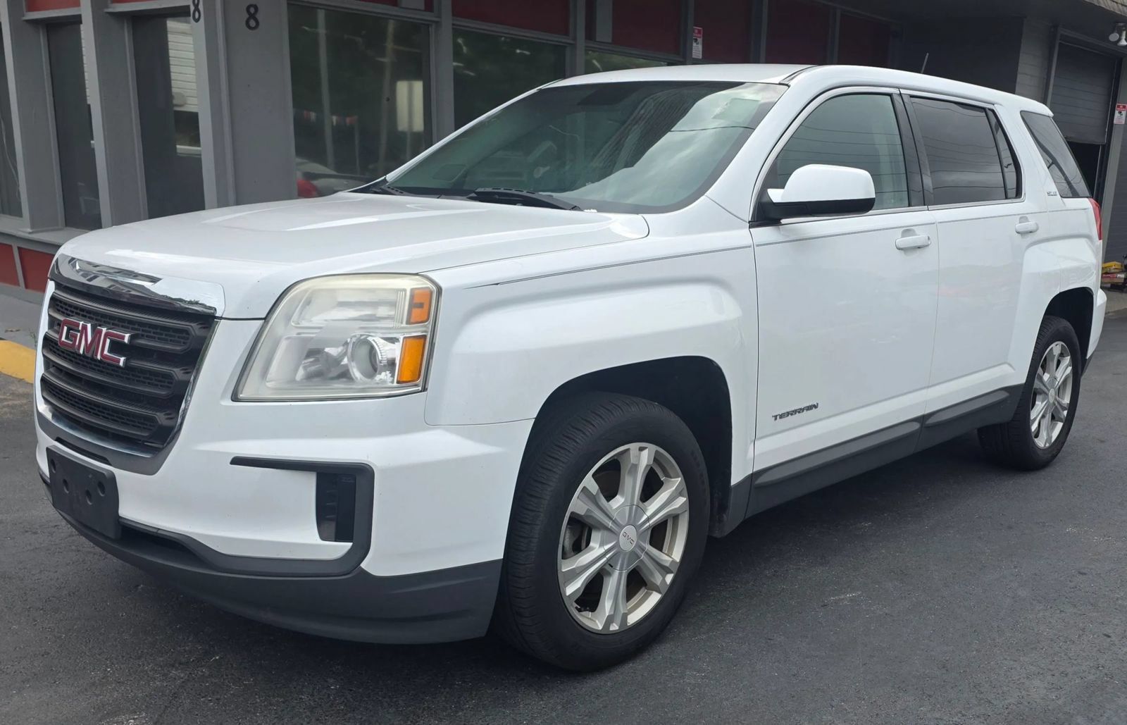 Used 2017 GMC Terrain SLE FWD image 1