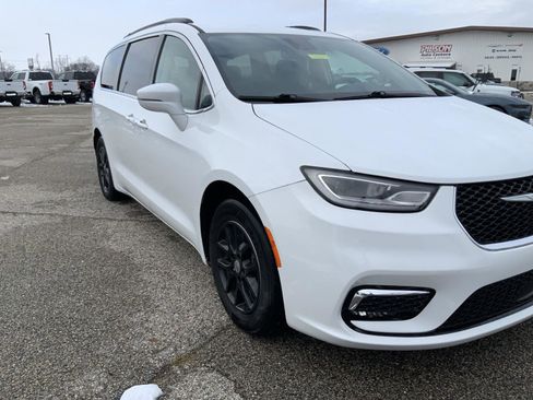 Used 2022 Chrysler Pacifica Touring-L image 14