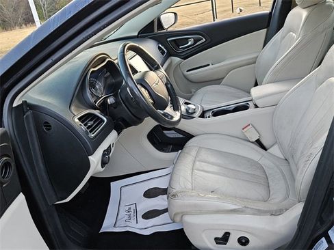 Used 2017 Chrysler 200 Limited Platinum w/ Comfort & Convenience Group image 6