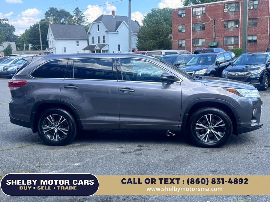 Used 2017 Toyota Highlander Plus w/ Carpet Mat Package AWD/4WD image 4