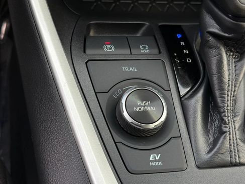 Used 2025 Toyota RAV4 LE AWD/4WD image 25