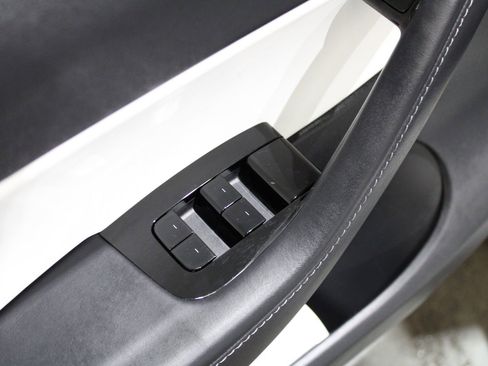 Used 2021 Tesla Model Y Long Range image 16