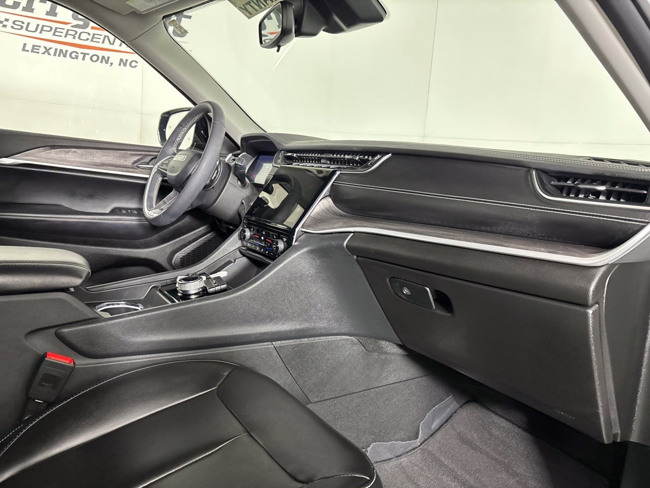 Used 2023 Jeep Grand Cherokee Limited AWD/4WD image 33
