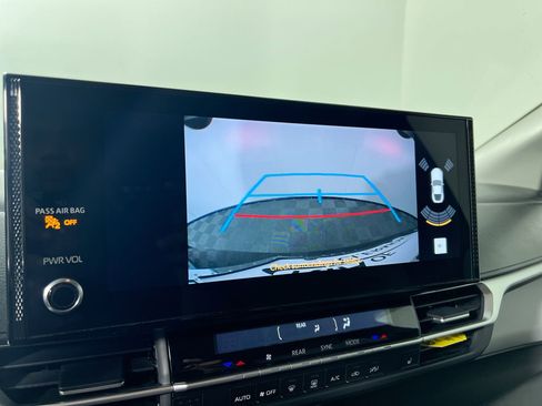 Used 2025 Toyota Sienna XLE image 27