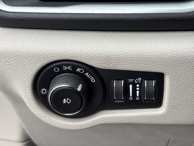 Used 2018 Chrysler Pacifica Touring-L FWD image 31