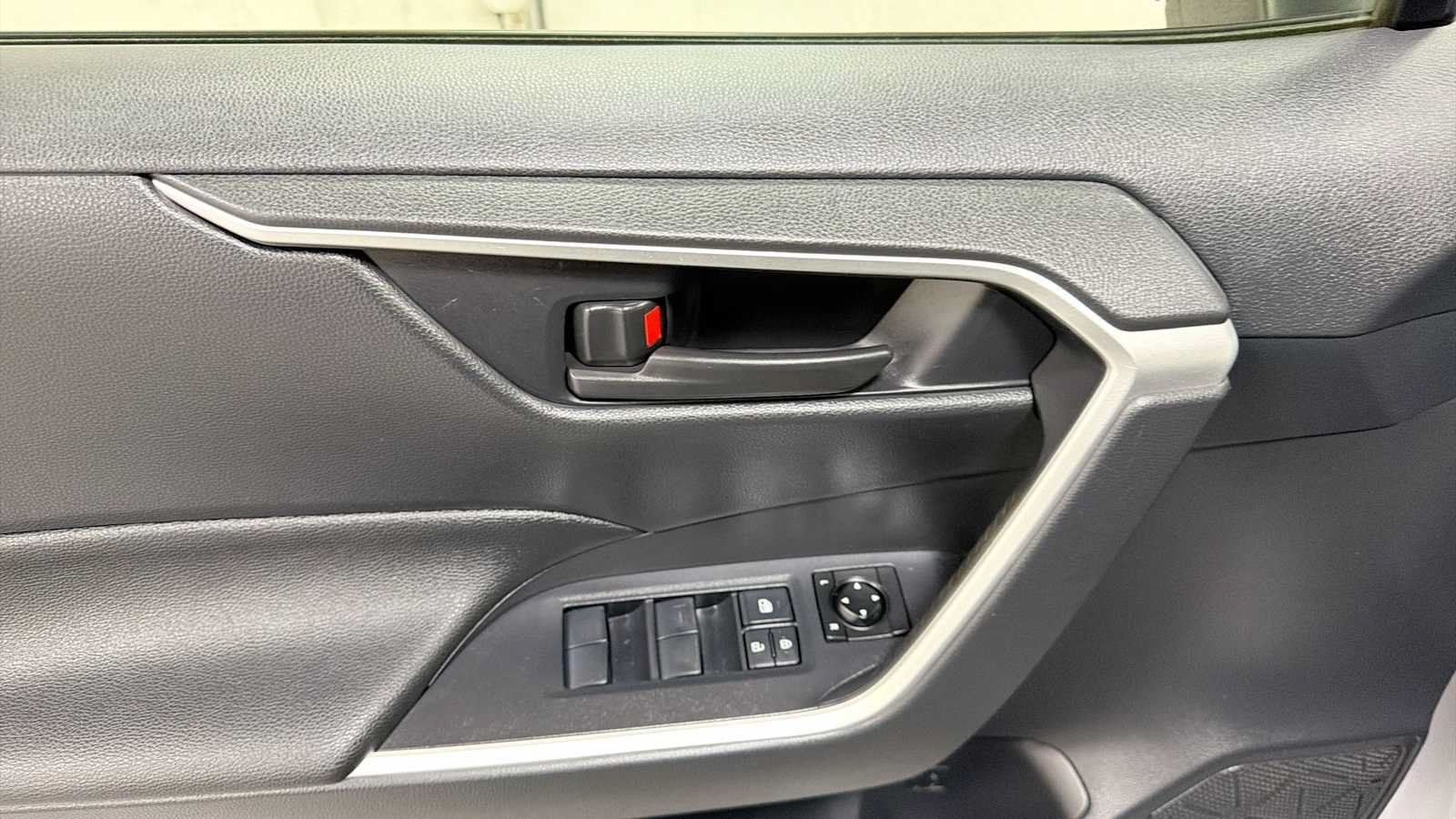 Certified 2021 Toyota RAV4 LE AWD/4WD image 15