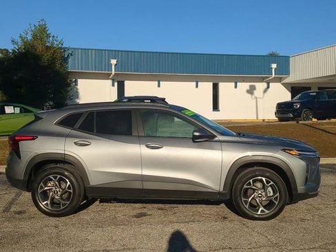 Used 2025 Chevrolet Trax LT image 3