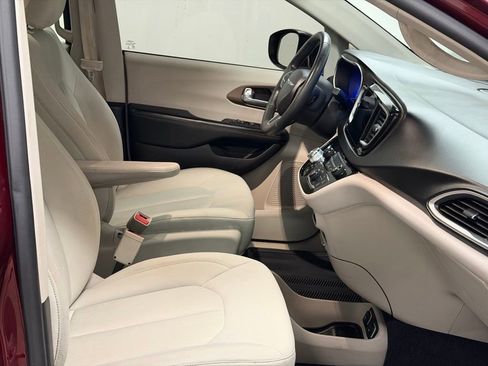 Used 2017 Chrysler Pacifica Touring image 23