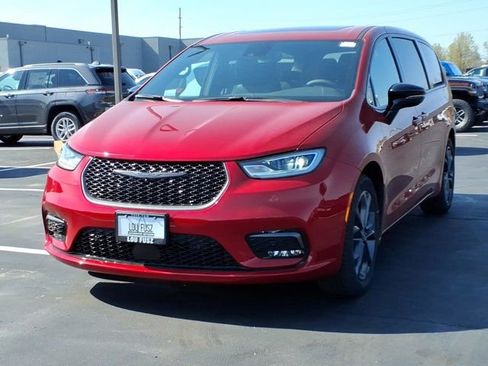 New 2026 Chrysler Pacifica Select image 2