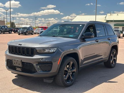 Used 2022 Jeep Grand Cherokee Altitude AWD/4WD image 4