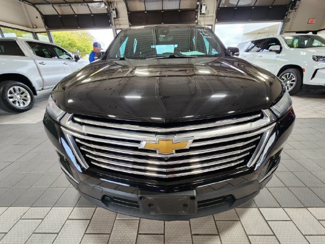 Used 2023 Chevrolet Traverse Premier FWD image 2