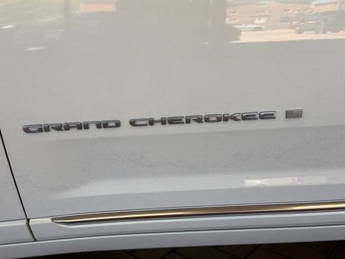 Used 2022 Jeep Grand Cherokee Summit w/ Luxury Tech Group V AWD/4WD image 16