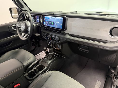Used 2025 Jeep Wrangler Unlimited Sahara image 23